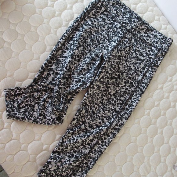 Under Armour Animal Print Cropped Leggings Small